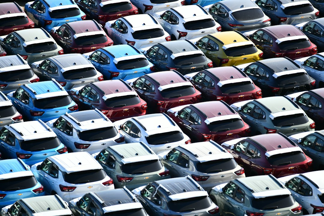 Vista aérea de um pátio com carros coloridos estacionados